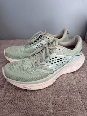 Saucony Ride 17 Women’s size 10 Jade/White